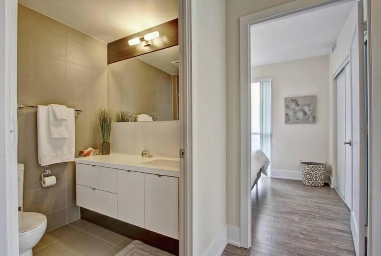 Luxury Condo Beside Cn Tower In Heart Of Toronto